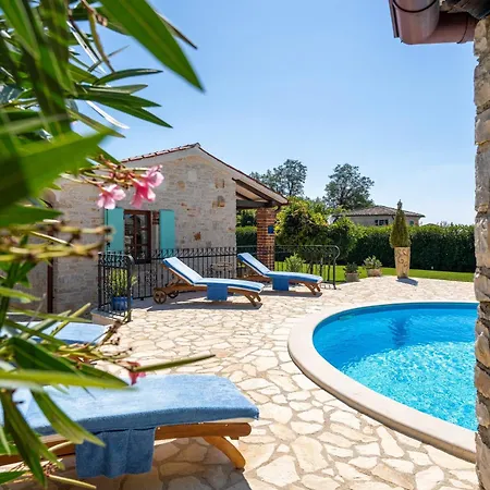 Villa Marianne With Heated Pool Mofardini