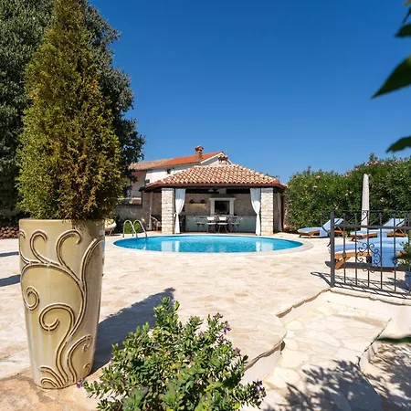 Marianne With Heated Pool Villa